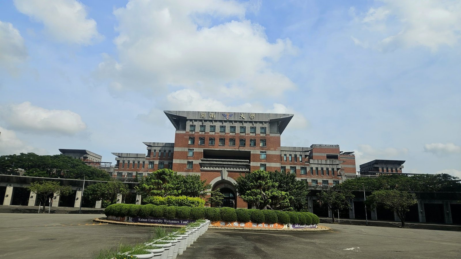 開南大學不鏽鋼發光字完工正面全景