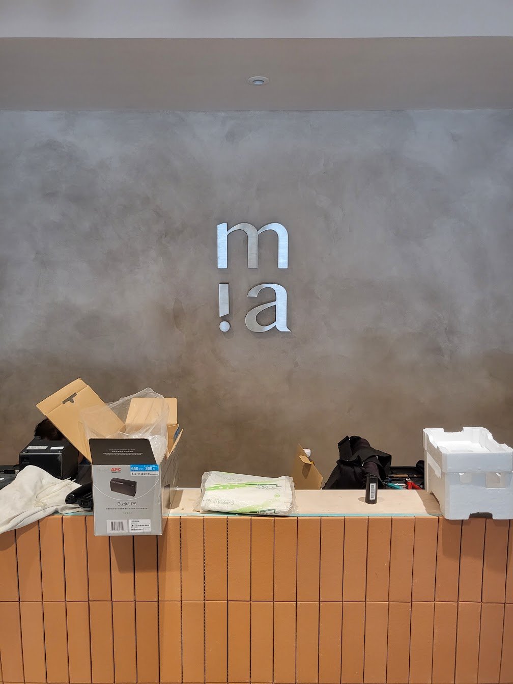 miacucina 內湖二店 灰泥牆面品牌標記