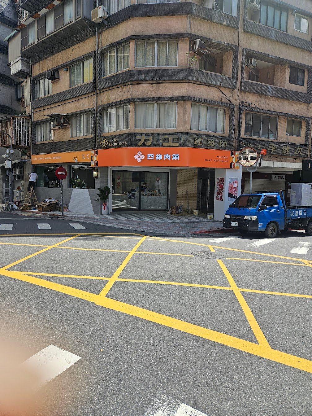 四維肉舖 轉角雙面燈箱
